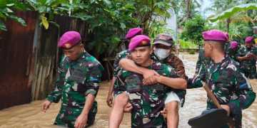 TNI AL Evakuasi Warga Terdampak Banjir di Pesawaran Lampung