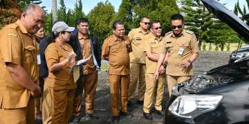 Bupati  Hummbahas Cek Fisik Kendaraan di Sekretariat Kantor Bupati.