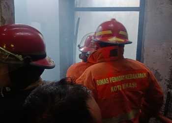 Disdamkarmat Kota Bekasi Padamkan Kebakaran di Gg. Al Hidayah II Jatikramat Kecamatan Jatiasih