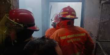 Disdamkarmat Kota Bekasi Padamkan Kebakaran di Gg. Al Hidayah II Jatikramat Kecamatan Jatiasih