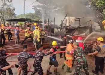 Aksi Heroik Prajurit TNI AL Bantu Padamkan Kebakaran Kios di Balikpapan