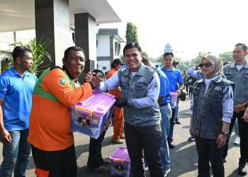 Peduli Kepada Masyarakat, TNI AL Berikan Bantuan Sosial Kepada Warga di Sekitar Kelapa Gading