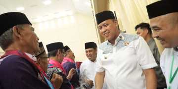 Wali Kota Bekasi Tri Adhianto Lepas 420 Calon Jamaah Haji Kloter Pertama ke Tanah Suci