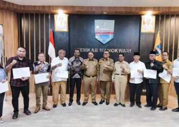 Bupati Manokwari Angkat Sembilan Tenaga Ahli