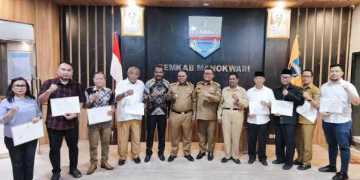 Bupati Manokwari Angkat Sembilan Tenaga Ahli