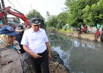 Kurangi Dampak Banjir, Wali Kota Bekasi Tinjau Normalisasi Kali di Perumahan Duren Jaya