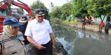 Kurangi Dampak Banjir, Wali Kota Bekasi Tinjau Normalisasi Kali di Perumahan Duren Jaya