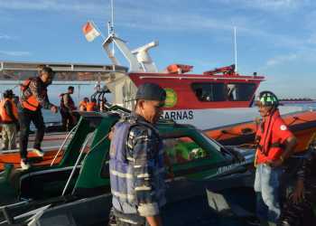 TNI AL dan Tim SAR Gabungan Sigap Evakuasi Korban Tenggelamnya KMP Muchlisa di Teluk Balikpapan