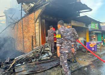 Prajurit TNI AL Bantu Padamkan Si Jago Merah di Balikpapan