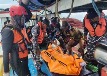 TNI AL Bersama Tim SAR Gabungan Evakuasi Korban Laka Laut di Perairan Probolinggo