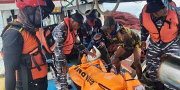 TNI AL Bersama Tim SAR Gabungan Evakuasi Korban Laka Laut di Perairan Probolinggo