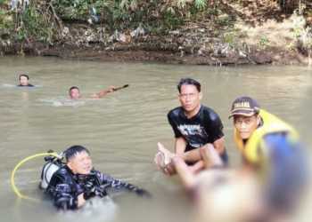 TNI AL Bersama Tim SAR Gabungan Evakuasi Korban Tenggelam di Sungai Cimanis Cirebon