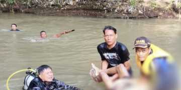 TNI AL Bersama Tim SAR Gabungan Evakuasi Korban Tenggelam di Sungai Cimanis Cirebon