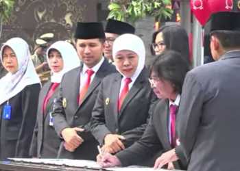 Pemberian Penghargaan dan Penanda Tangan Pakta Integritas di Upacara Hardiknas Jatim