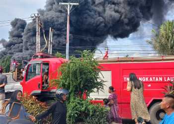 TNI AL Bantu Padamkan Si Jago Merah yang Melahap Pabrik Karet di Padang