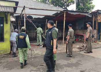 Camat Jatisampurna Tertibkan Bangunan Liar di Jalan Pertamina B Kelurahan Jatiraden