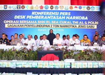Kapolda Kepri Hadiri Konferensi Pers Operasi Bersama Penindakan Sabu 2 Ton : Tegaskan Komitmen Perangi Narkoba Lewat Sinergitas Antar Instansi