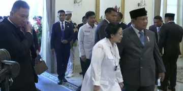 Momen Hangat Prabowo Gandeng Megawati di Gedung Pancasila