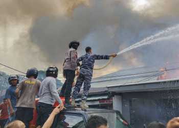 TNI AL dan Tim SAR Gabungan Padamkan Kobaran Api Yang Melanda Kawasan Padat Penduduk di Maluku
