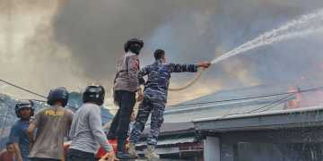 TNI AL dan Tim SAR Gabungan Padamkan Kobaran Api Yang Melanda Kawasan Padat Penduduk di Maluku