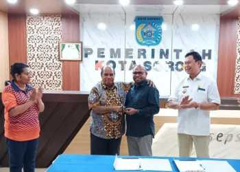 Mantan Walikota Sorong Kembalikan  Mobil Dinas