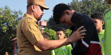 Dukung Pembinaan Internasional, Wali Kota Bekasi Lepas Tim Sepakbola ke Korea Selatan