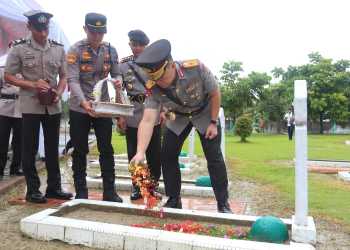 Polda Kepri Gelar Ziarah Makam Pahlawan Peringati Hari Bhayangkara Ke-79