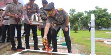 Polda Kepri Gelar Ziarah Makam Pahlawan Peringati Hari Bhayangkara Ke-79