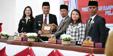 Bupati Tandatangani Keputusan Bersama DPRD tentang Ranperda Pertanggungjawaban APBD Kabupaten Humbahas T.A. 2024