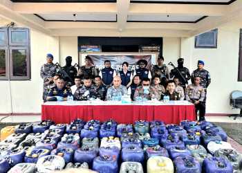 Sinergi TNI AL Bersama Polres Aru dan Forkopimda Musnahkan 2.305 Liter Miras Ilegal di Kepulauan Aru