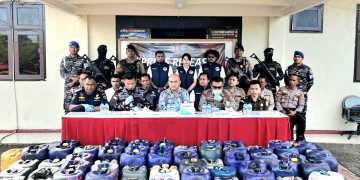 Sinergi TNI AL Bersama Polres Aru dan Forkopimda Musnahkan 2.305 Liter Miras Ilegal di Kepulauan Aru