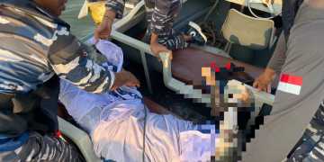 TNI AL Bersama Masyarakat Temukan Tiga Jenazah Korban Laka Laut Speed Boat Pembawa Tim Sepakbola