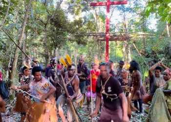 Suku Awyu Papua Tancapkan ‘Salib Merah’ sebagai Simbol Perlawanan