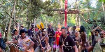 Suku Awyu Papua Tancapkan ‘Salib Merah’ sebagai Simbol Perlawanan