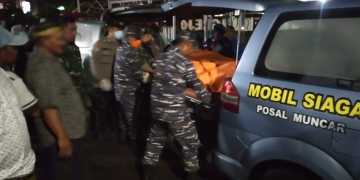 Prajurit TNI AL Kembali Evakuasi Mayat Diduga Korban KMP TUNU PRATAMA JAYA Yang Tenggelam di Selat Bali