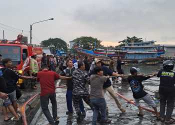 Prajurit TNI AL dan Tim Sar Gabungan Berhasil Padamkan Kebakaran Kapal Nelayan di Pelabuhan Jongor Tegal