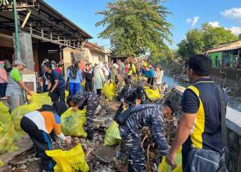 Prajurit TNI AL Bantu Evakuasi Warga dan Bersihkan Lingkungan Pasca Banjir di Kota Mataram
