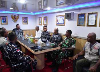 Bantu Ketersediaan Air Bersih, KRI Teluk Ende-517 Pembawa Material Pipa Saluran Air Tiba di Flores