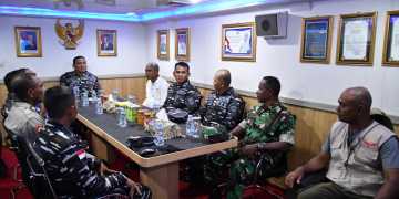 Bantu Ketersediaan Air Bersih, KRI Teluk Ende-517 Pembawa Material Pipa Saluran Air Tiba di Flores