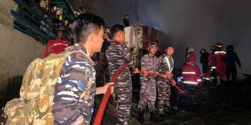 Gerak Cepat, TNI AL dan Tim SAR Gabungan Padamkan Kebakaran Pemukiman Warga di Balikpapan