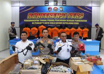 Ditpolairud Polda Kepri Tangkap 10 Orang Komplotan Pencurian di Atas Kapal Asing