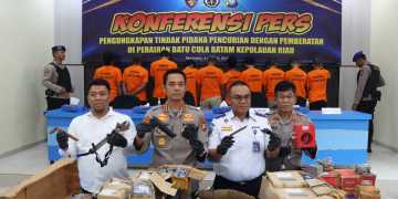 Ditpolairud Polda Kepri Tangkap 10 Orang Komplotan Pencurian di Atas Kapal Asing