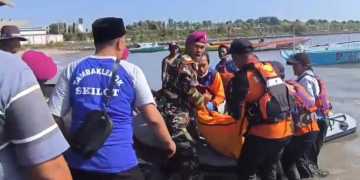 Kapal Nelayan Terbalik Di Pasuruan, TNI AL Kerahkan Prajurit Untuk Proses Evakuasi Dan Pencarian Korban