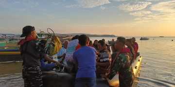 Gerak Cepat Prajurit TNI AL Bantu Evakuasi KM Barcelona V yang Terbakar di Perairan Talise