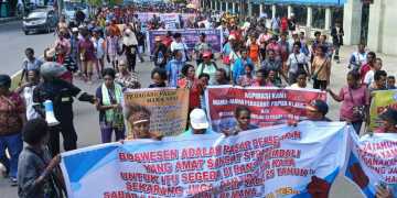 Tagih Janji Gubernur PBD, Mama Pedagang Papua Turun Jalan