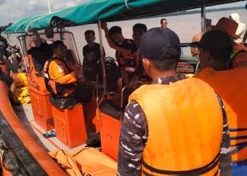 TNI AL Evakuasi Korban Laka Laut di Perairan Trans Jaya
