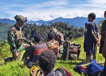 Tak Hanya dengan Senjata, TNI di Papua juga Hadir Membawa Obat