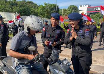 Sambut HUT RI Ke-80, Satbrimob Polda Kepri Bagikan 1.000 Bendera Merah Putih