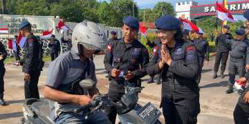 Sambut HUT RI Ke-80, Satbrimob Polda Kepri Bagikan 1.000 Bendera Merah Putih
