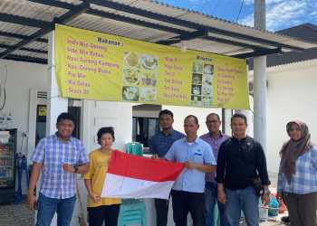 Ditresnarkoba Polda Kepri Bagikan Bendera Merah Putih Kepada Masyarakat Kepri